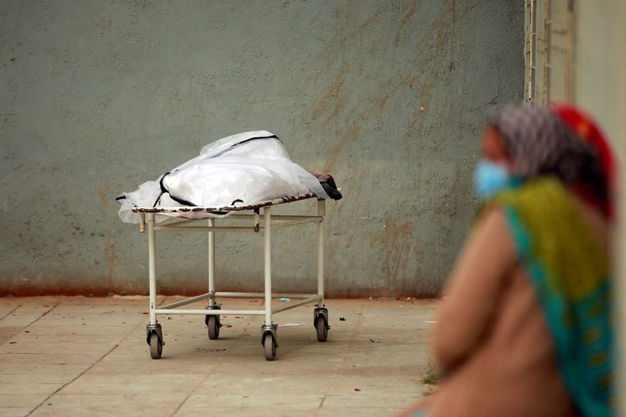 Relatives wait to receive the body of a man after he died from the coronavirus disease (Covid-19), outside a mortuary of a Covid-19 hospital in Ahmedabad, India on February 4, 2022 — Reuters/Files