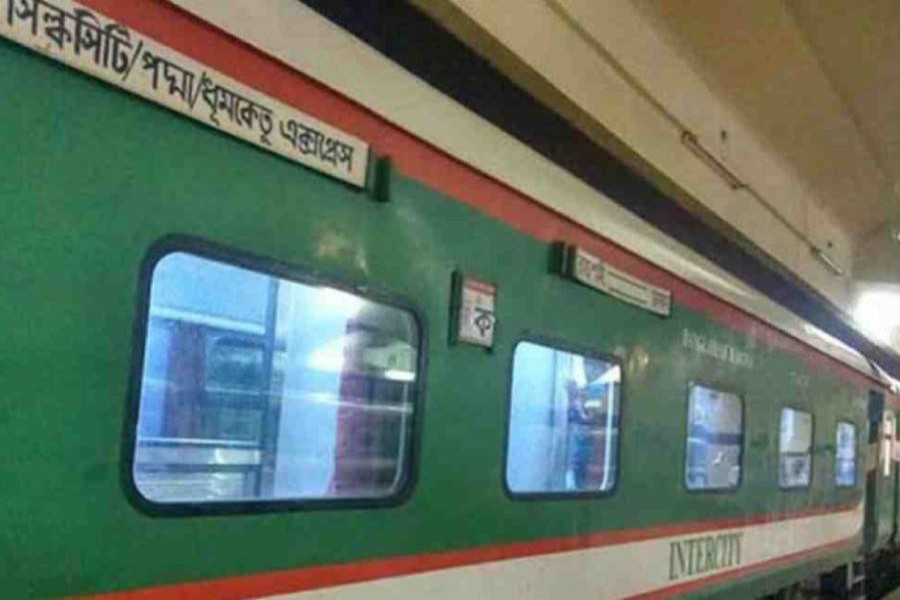 Woman gives birth to baby boy on moving train