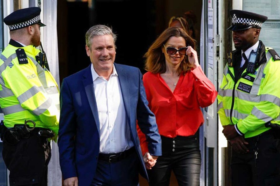 British Labour Party leader Keir Starmer and wife Victoria Starmer walk outside a polling station during the local elections in Kentish Town, London, Britain May 5, 2022. REUTERS/John Sibley