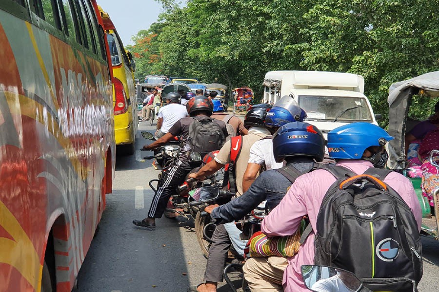 Dhaka-bound people suffer for 10-km tailback near Daulatdia