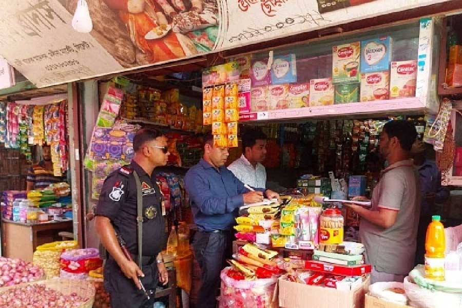 Seven shops fined in Sylhet for stockpiling, overpricing soybean oil