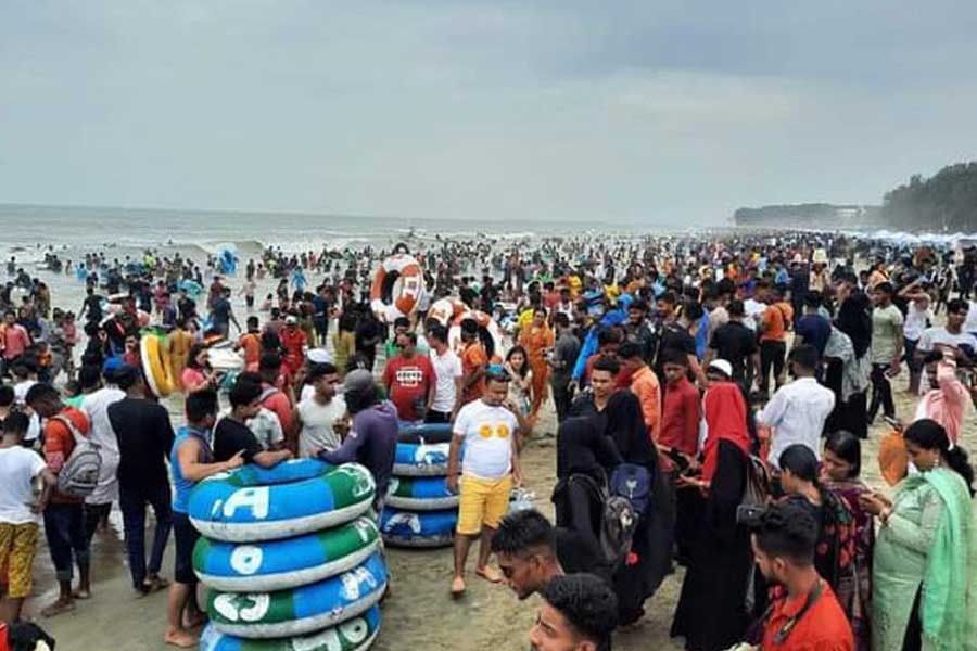 An overwhelming crowd of tourists is seen on Cox's Bazar sea beach during Eid-ul-Fitr holiday —FE file photo