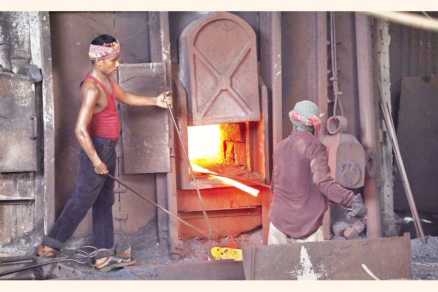 Workers at a steel re-rolling factory in the Postogola Shoshan Ghat area of Dhaka. Working like this without proper safety gear might cause accidents anytime. The photo was taken on Thursday — FE photo by Shafiqul Alam