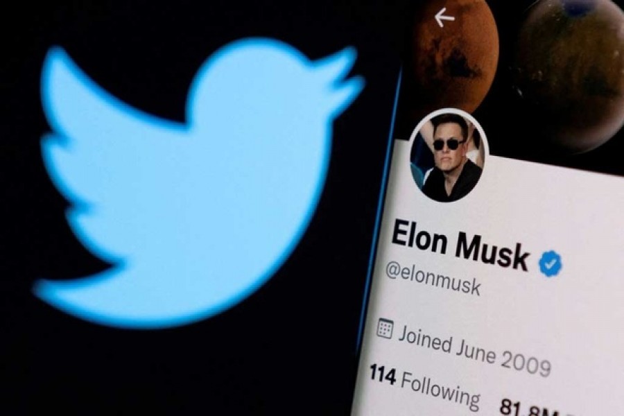 Elon Musk's Twitter account is seen on a smartphone in front of the Twitter logo in this photo illustration taken, Apr 15, 2022. REUTERS/Dado Ruvic/Illustration