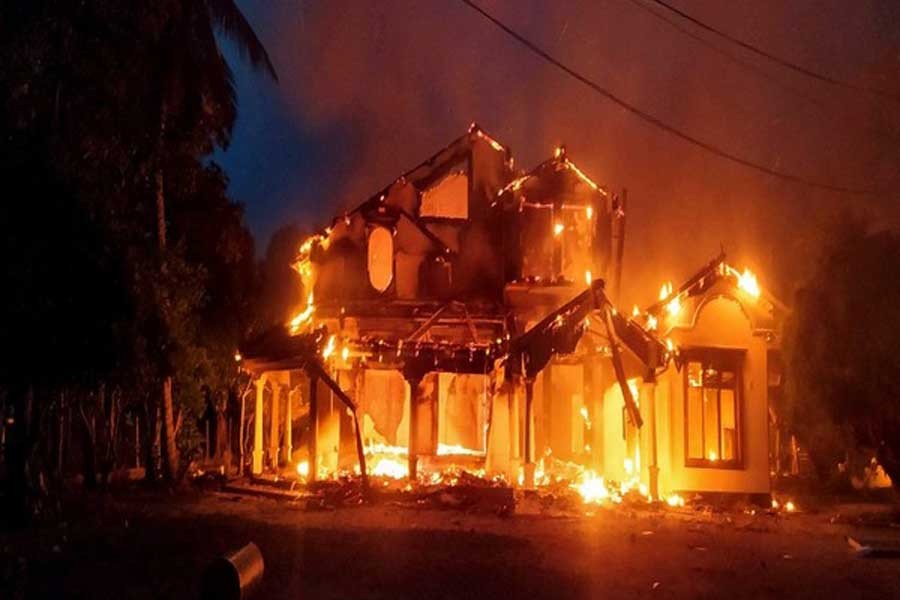 Anti-government demonstrators setting fire on the house owned by a minister in Arachchikattuwa of Sri Lanka recently–Reuters file photo