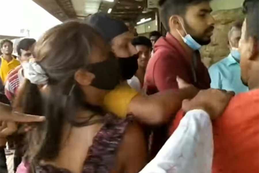 Woman attacked at Narsingdi railway station for her outfit