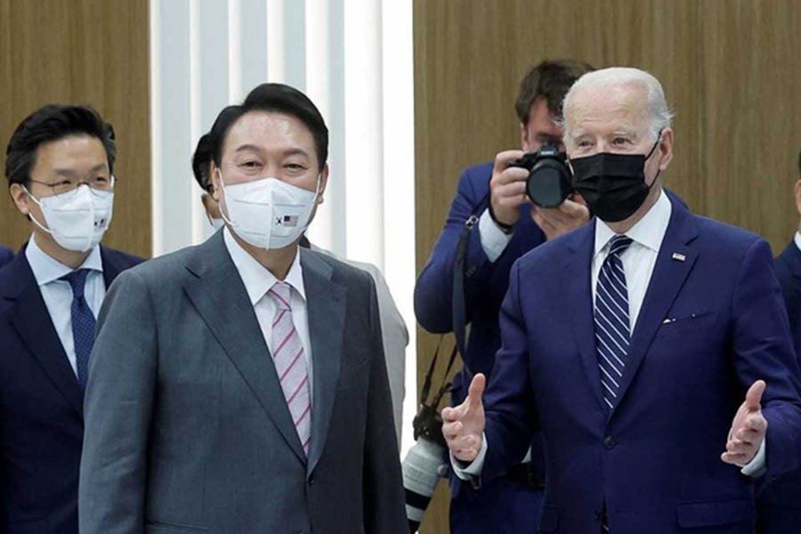 South Korean President Yoon Suk-yeol and Samsung Electronics Vice Chairman Lee Jae-yong stand next to US President Joe Biden during a visit to a semiconductor factory at the Samsung Electronics Pyeongtaek Campus in Pyeongtaek, South Korea, May 20, 2022. REUTERS/Jonathan Ernst