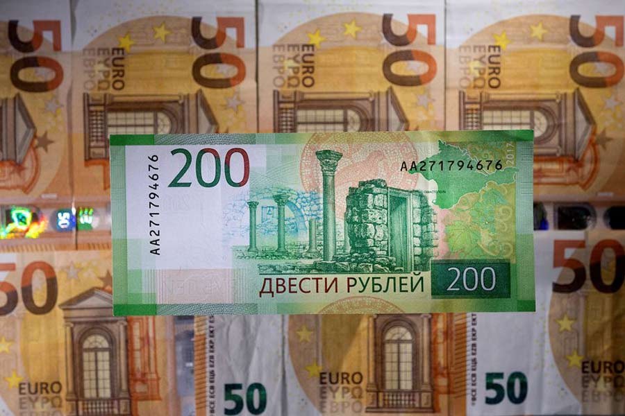 Rouble gains 4.0pc against dollar and euro