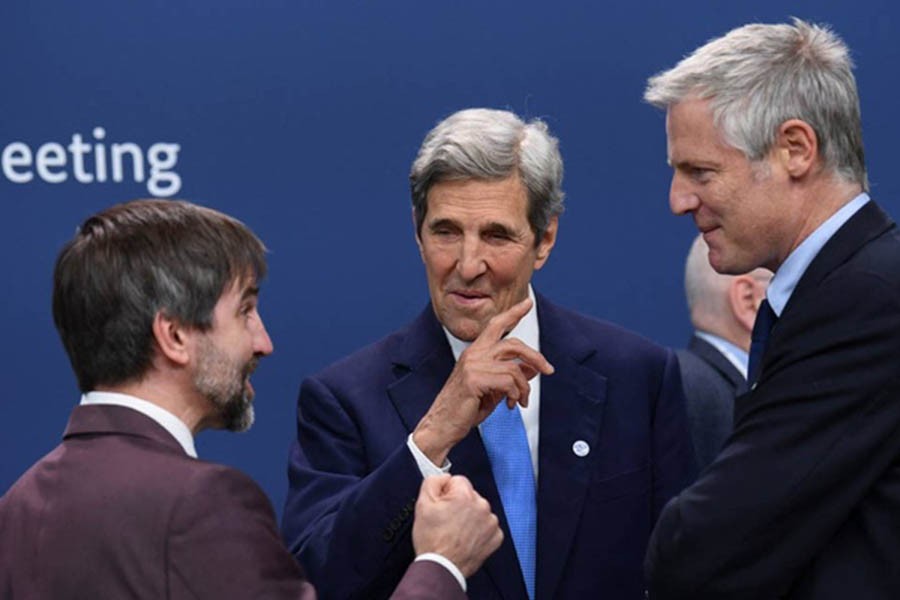 US climate envoy John Kerry speaks with British Minister of State for the International Environment Zac Goldsmith at the meeting of the G7 Climate, Energy and Environment Ministers during the German G7 Presidency at the EUREF-Campus in Berlin, Germany May 26, 2022. REUTERS/Annegret Hilse