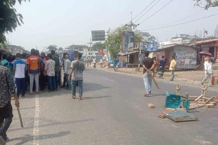 Barishal University students block highway protesting assault on fellow