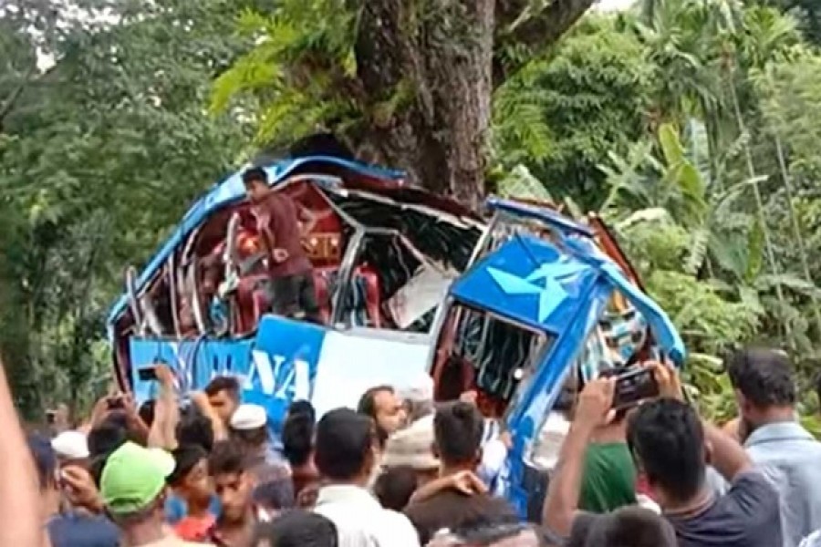 Nine dead as bus crashes into tree in Barishal