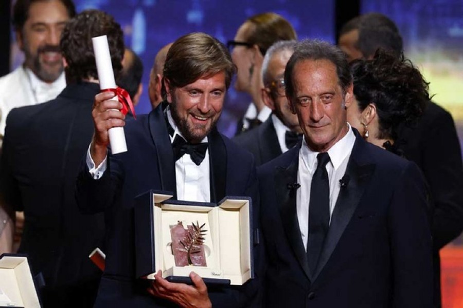 The 75th Cannes Film Festival - Closing ceremony - Cannes, France, May 28, 2022. Director Ruben Ostlund, Palme d'Or award winner for the film "Triangle of Sadness", poses next to Vincent Lindon, Jury President of the 75th Cannes Film Festival. Reuters