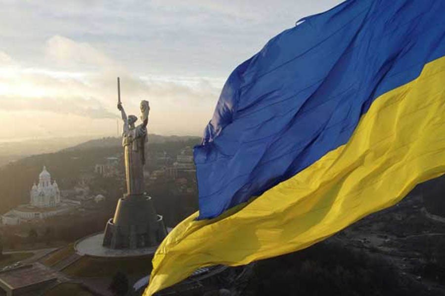 Ukraine's biggest national flag on the country's highest flagpole and the giant 'Motherland' monument are seen at a compound of the World War II museum in Kyiv, Ukraine, Dec 16, 2021. REUTERS/Valentyn Ogirenko