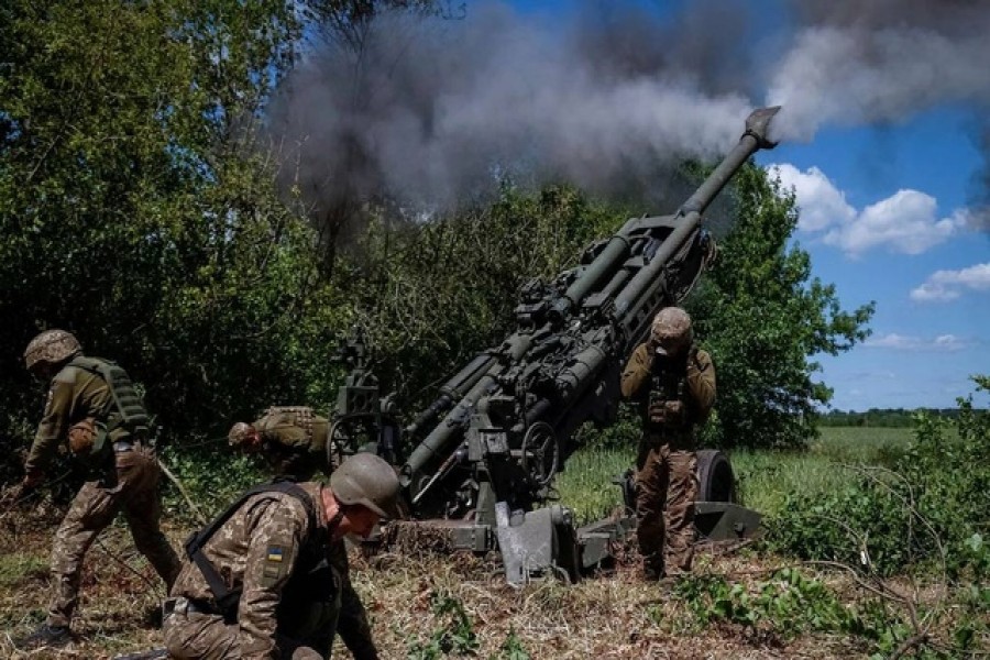Ukrainian service members fire a shell from a M777 Howitzer near a frontline, as Russia's attack on Ukraine continues, in Donetsk Region, Ukraine Jun 6, 2022. Reuters
