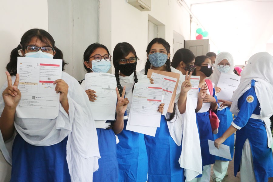School girls in Dhaka are displaying vaccine cards before taking jabs.          —FE Photo