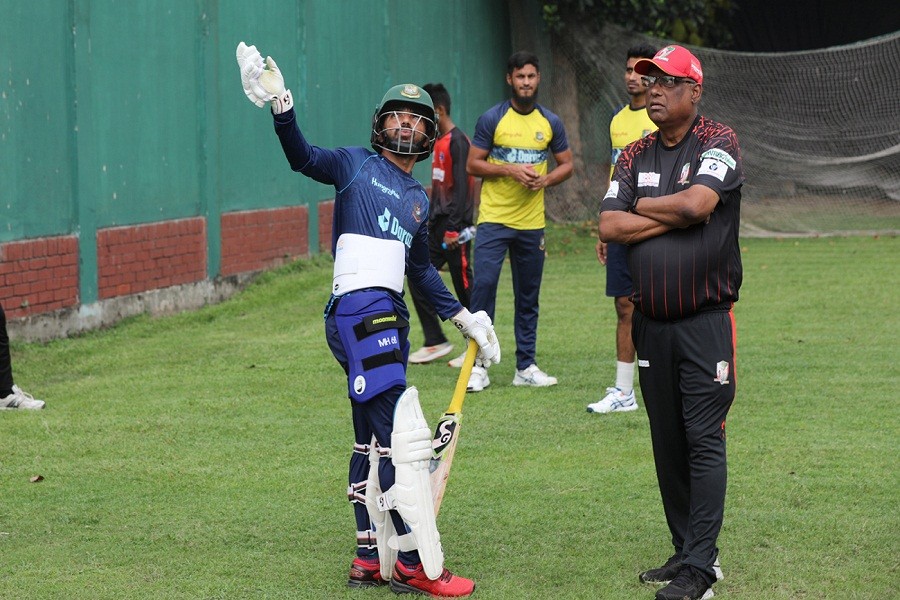Mominul Haque in a practice session with Nazmul Abedeen Fahim.