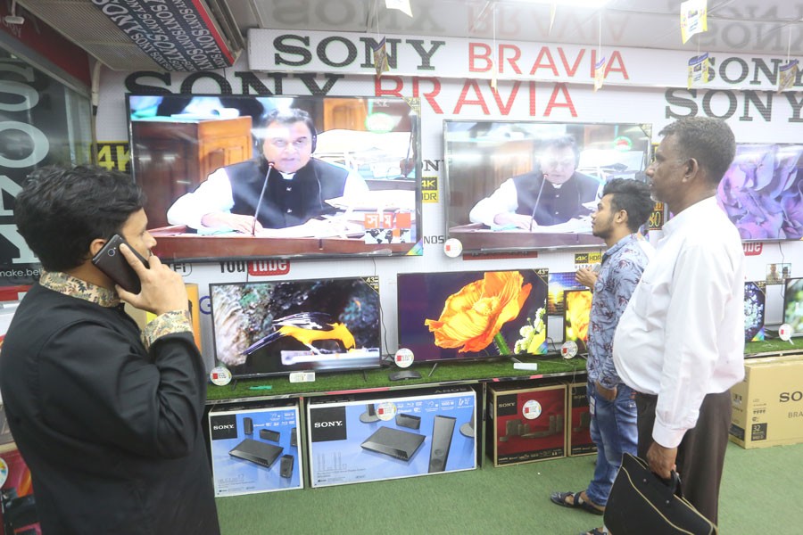 People are watching the finance minister's budget speech in televisions on Thursday afternoon 	—FE Photo