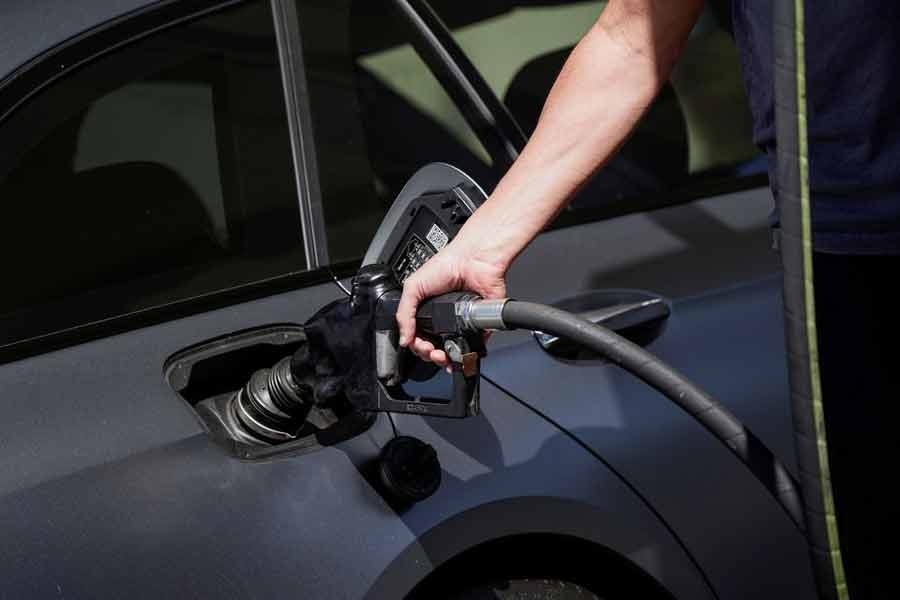 US gasoline average price tops $5.0 per gallon in historic first