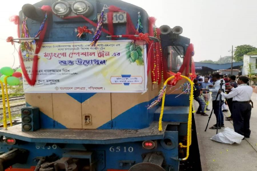 Special Mango train starts journey with 3,000 kgs of mangoes