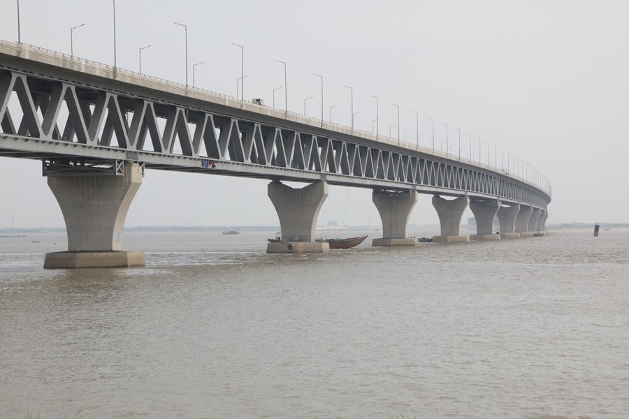 Padam Multipurpose Bridge is expected to boost regional connectivity and attract foreign investment to Bangladesh. 	—FE Photo