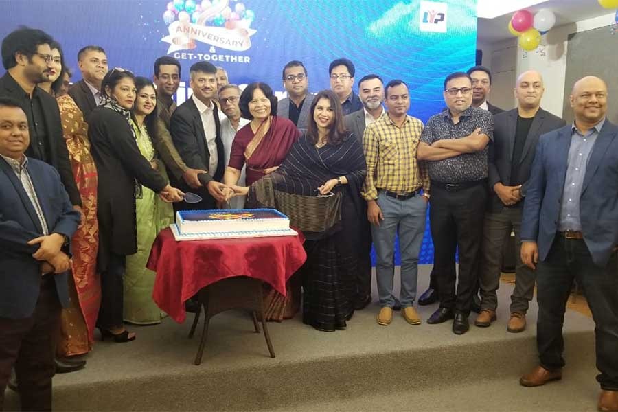 Corporate leaders cutting a cake marking the second founding anniversary of Leaders Forum BD (LFB) Trust on Saturday –Press release