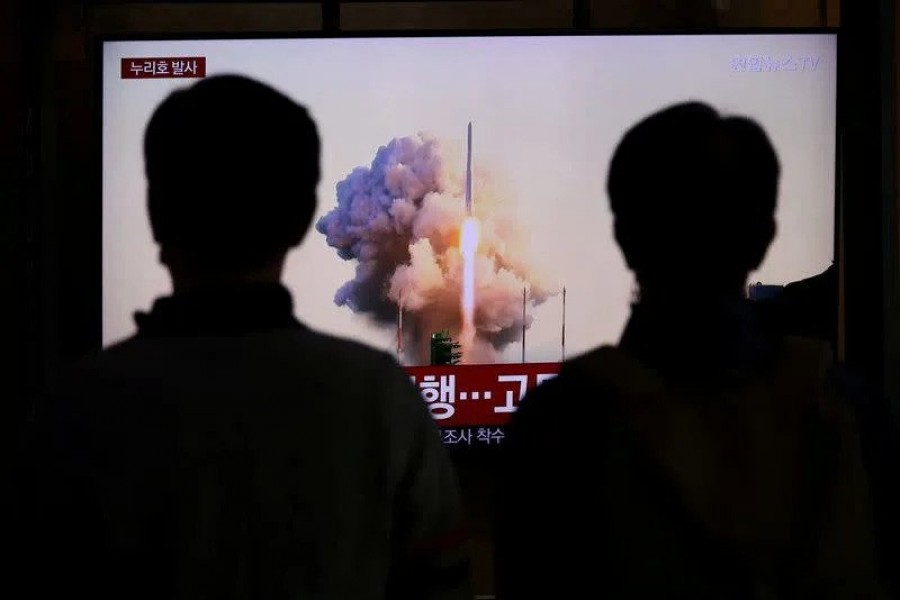 People watch a TV broadcasting a news report on the KSLV-II NURI rocket launching from its launch pad of the Naro Space Center, at a railway station in Seoul - Reuters/ Files