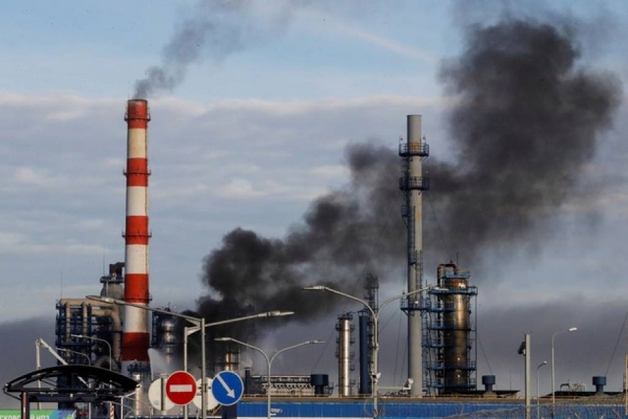 Smoke billows from a fire at oil refinery, owned by Russian oil producer Gazprom Neft, in Moscow, Russia, November 17, 2018. REUTERS/Tatyana Makeyeva