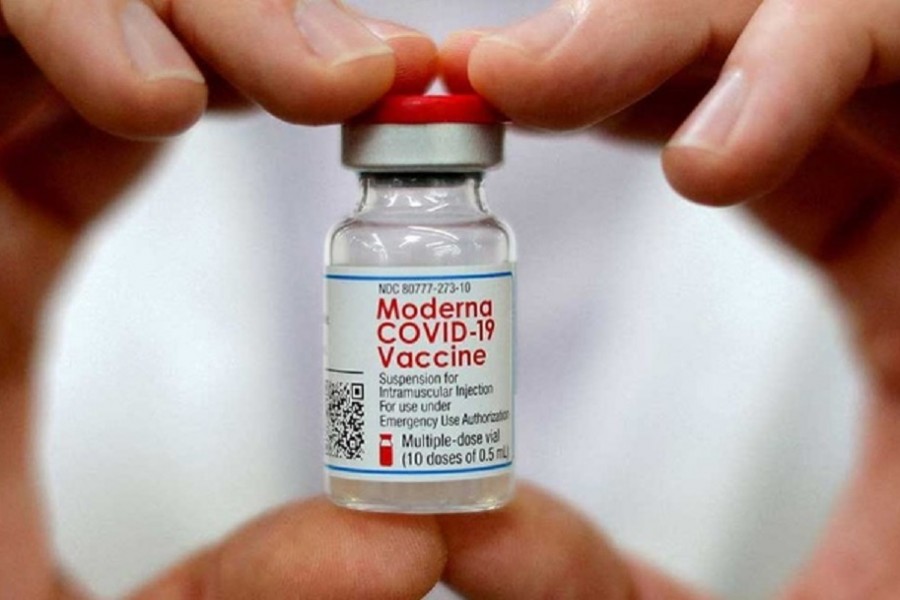 A pharmacist holds a vial of the Moderna coronavirus disease (COVID-19) vaccine in West Haven, Connecticut, US. February 17, 2021. REUTERS/Mike Segar