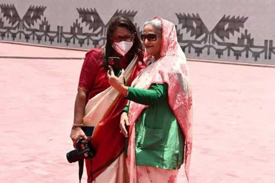 PM, her daughter take selfie with Padma Bridge