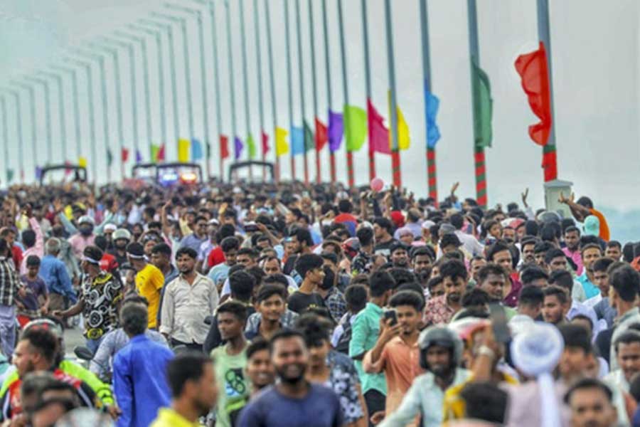 Thousands of people try to cross Padma Bridge on foot after inauguration