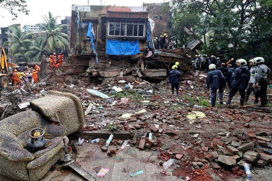 10 killed after residential building collapses in Mumbai