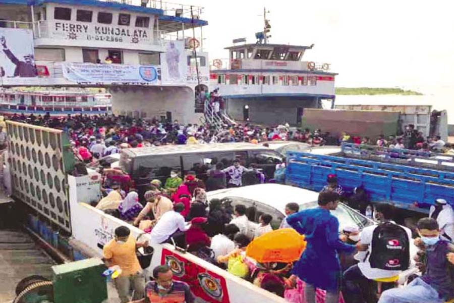 A crowded ferry departing Shimuila Shimulia Ferry Ghat in Mawa in 2021	—UNB Photo