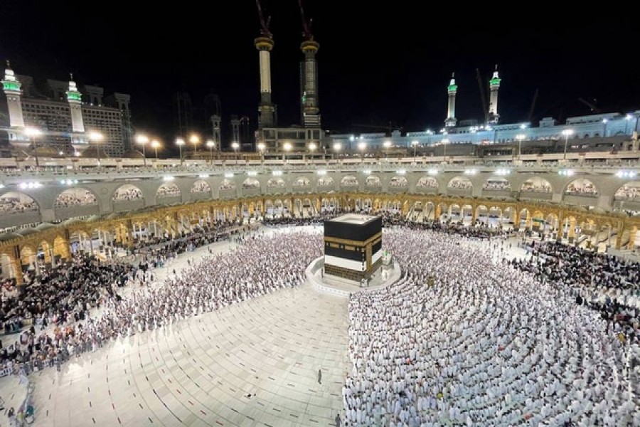 Muslim pilgrims circle the Kaaba and pray at the Grand Mosque as Saudi Arabia welcomes back pilgrims for the 2022 haj season, after the kingdom barred foreign travellers over the last two years because of the coronavirus disease (COVID-19) pandemic, in the holy city of Mecca, Saudi Arabia July 1, 2022. REUTERS/Mohammed Salem