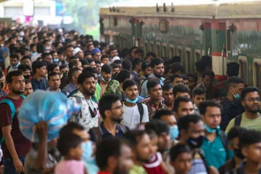 Advance train tickets: People's rush at Kamalapur Railway Station continues