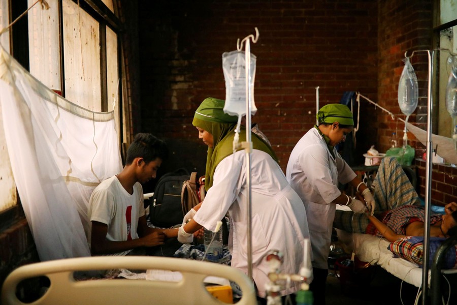 Nurses treat patients infected with dengue at the Shaheed Suhrawardy Medical College and Hospital in Dhaka, Bangladesh, August 2, 2019. 	—Reuters Photo