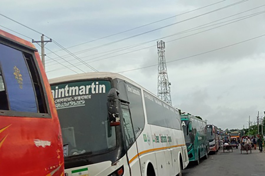 Long wait as traffic builds at Paturia pier amid Eid exodus