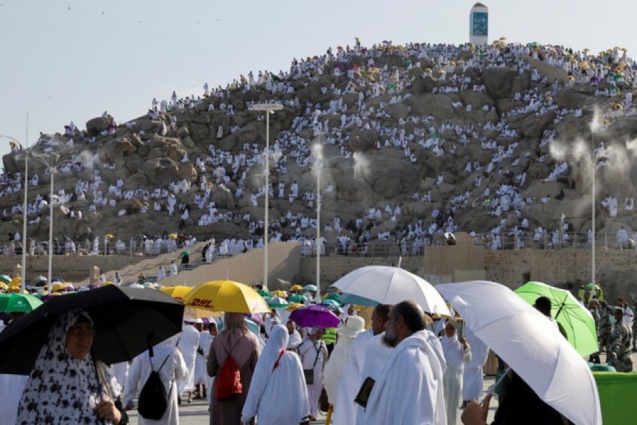 Muslim gather at Mount Arafat for Hajj prayers
