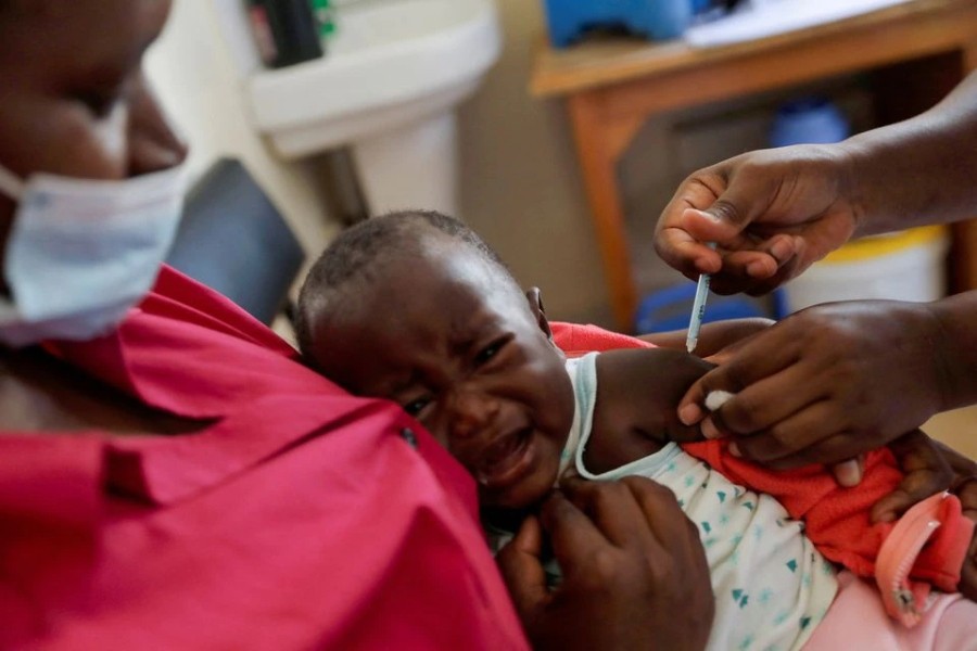 A nurse administers the malaria vaccine to an infant at the Lumumba Sub-County hospital in Kisumu, Kenya, July 1, 2022. REUTERS/Baz Ratner