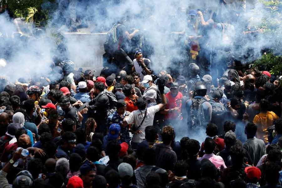 Demonstrators gathering outside the office of Sri Lanka's Prime Minister Ranil Wickremesinghe, amid the country's economic crisis, in Colombo of Sri Lanka on Wednesday -Reuters photo