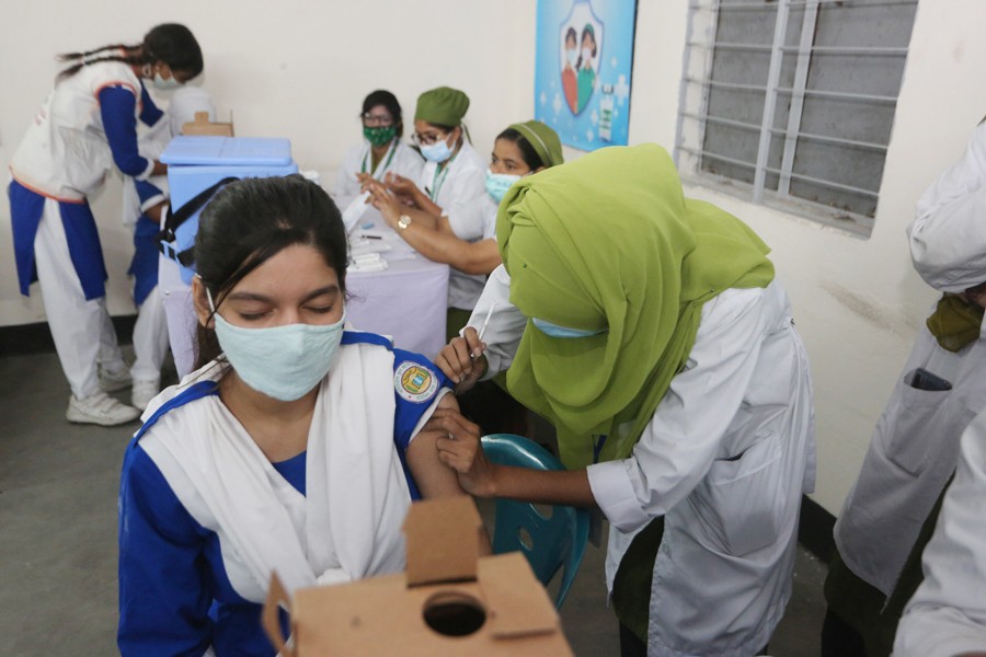 A student is receiving the jab in Dhaka.  —FE Photo