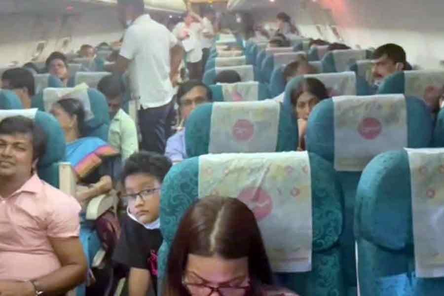 Passengers stuck on 'boiling' Biman flight for four hours in Kolkata