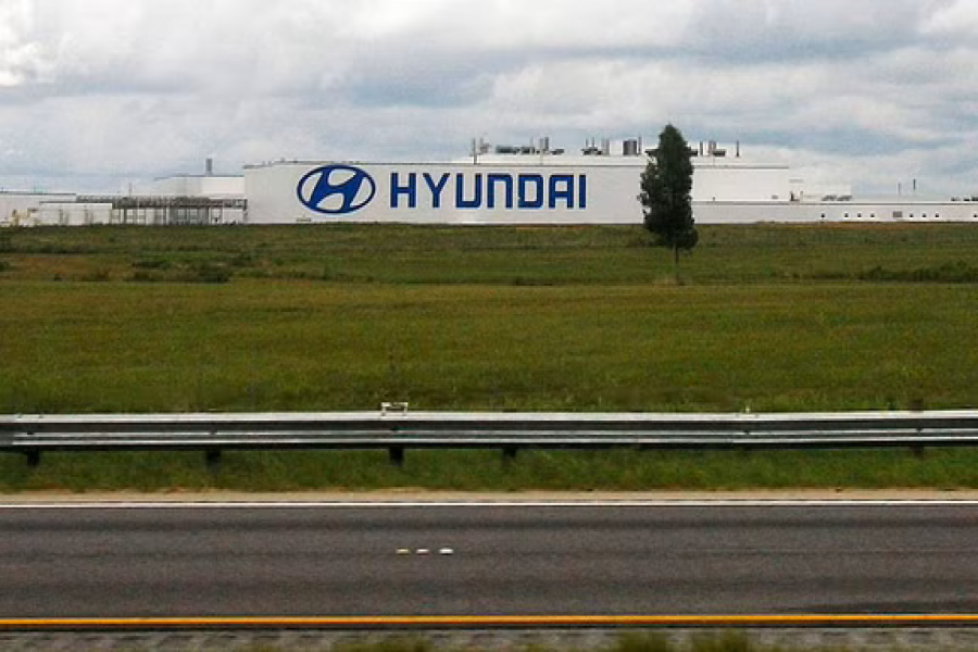 A Hyundai auto plant is seen from inside a Greyhound bus outside of Montgomery, Alabama, US, Aug 13, 2008. Reuters