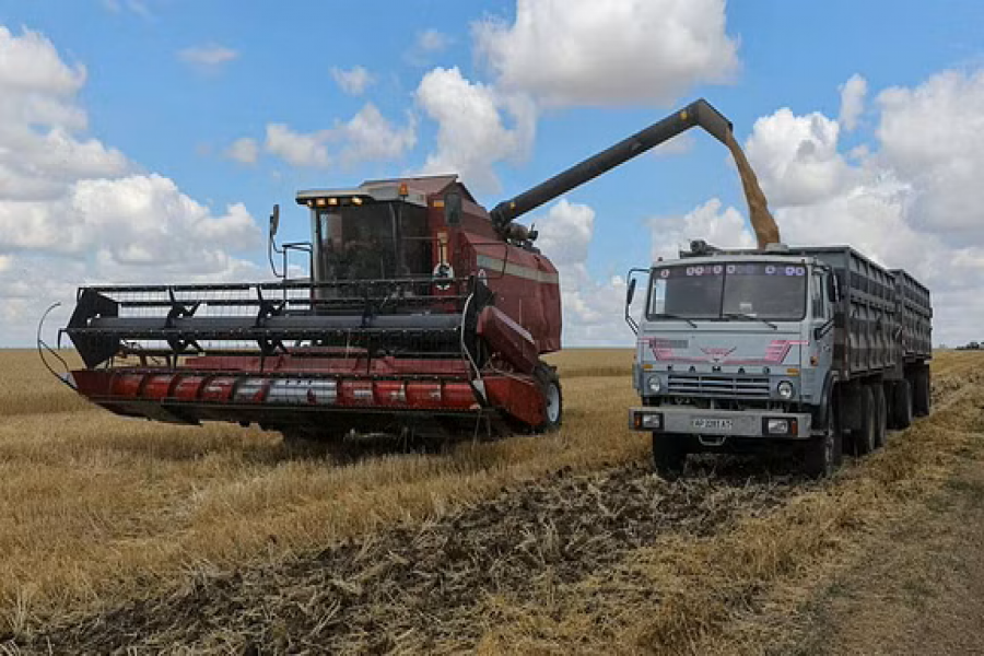 A combine loads wheat in Russian-held part of Zaporizhzhia region, Ukraine July 23, 2022. REUTERS/Alexander Ermochenko