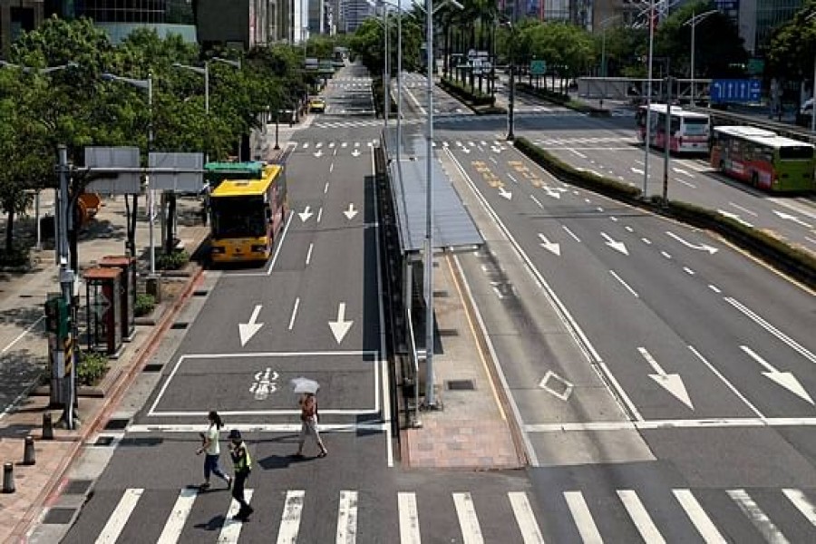 A police officer asks people to find cover during the air-raid exercise named Wan An, an annual 30 min drill, a reminder of rising Chinese military threat, during which all vehicles are ordered to move to the sides of roads and pedestrians to wait in back streets in Taipei, Taiwan, Jul 25, 2022. REUTERS/Ann Wang