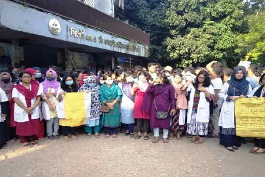 Intern doctors of Sylhet MAG Osmani Hospital resume strike