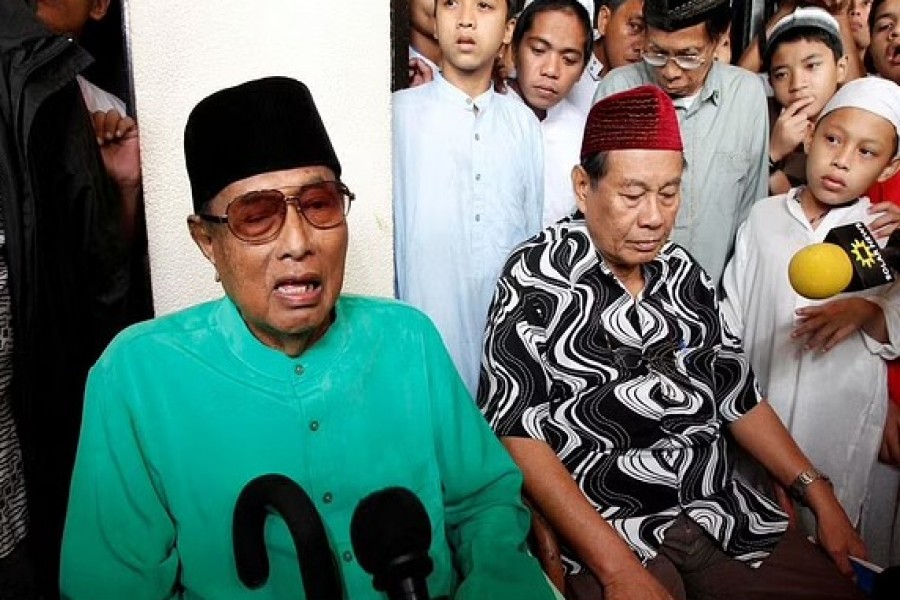 Jamalul Kiram III, a former Sultan of the Sulu region of the southern Philippines, answers questions as he sits surrounded by his followers, during a brief news conference in front of the Blue Mosque in Taguig city, south of Manila Feb 22, 2013. REUTERS