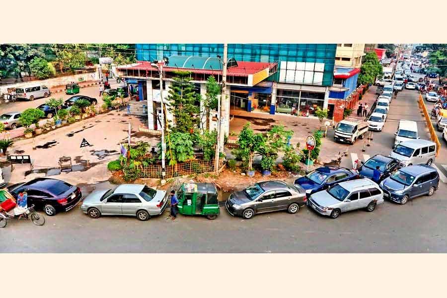Vehicles forming a long queue at a filling station in the Tejgaon industrial area of the city — FE file photo