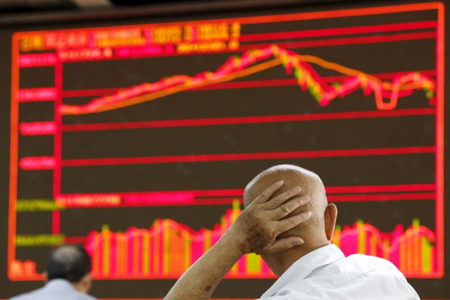 An investor looks at an electronic board showing stock information at a brokerage house in Beijing, China, August 25, 2015. China's major stock indexes sank more than 6 percent in early trade on Tuesday, after a catastrophic Monday that saw Chinese exchanges suffer their biggest losses since the global financial crisis, destabilising financial markets around the world. REUTERS/Kim Kyung-Hoon