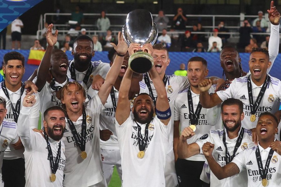 Soccer Football - European Super Cup - Real Madrid v Eintracht Frankfurt - Helsinki Olympic Stadium, Helsinki, Finland - August 10, 2022 Real Madrid's Karim Benzema lifts the trophy as he celebrates with teammates after winning the European Super Cup REUTERS/Kai Pfaffenbach