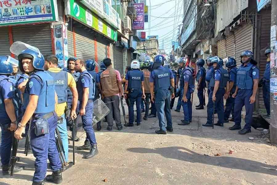 20 injured in clash between Awami League and BNP in Feni